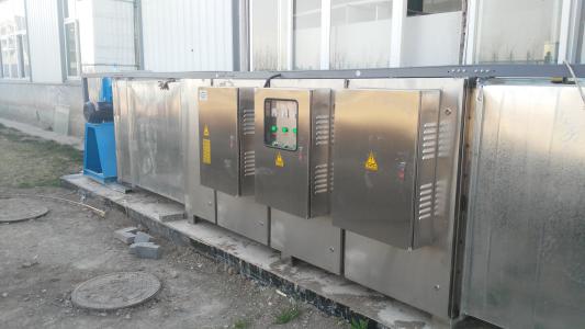 光解凈化設(shè)備 造紙廠制漿廢氣處理設(shè)備設(shè)計(jì)安裝利用UV光解凈化設(shè)備發(fā)出特制的高能UV紫外線光束照射惡臭氣體，裂解H2S、硫化物、VOC類、苯、甲苯、二甲苯的分子鏈結(jié)構(gòu)，使有機(jī)或無機(jī)高分子惡臭化合物分子鏈，在高能紫外線光束照射下，降解轉(zhuǎn)變成低分子化合物，如CO2、H2O等。利用高能UV光束裂解惡臭氣體中細(xì)菌的分子鍵，破壞細(xì)菌的核酸（DNA），再通過臭氧進(jìn)行氧化反應(yīng)，徹底達(dá)到脫臭及殺滅細(xì)菌的目的。