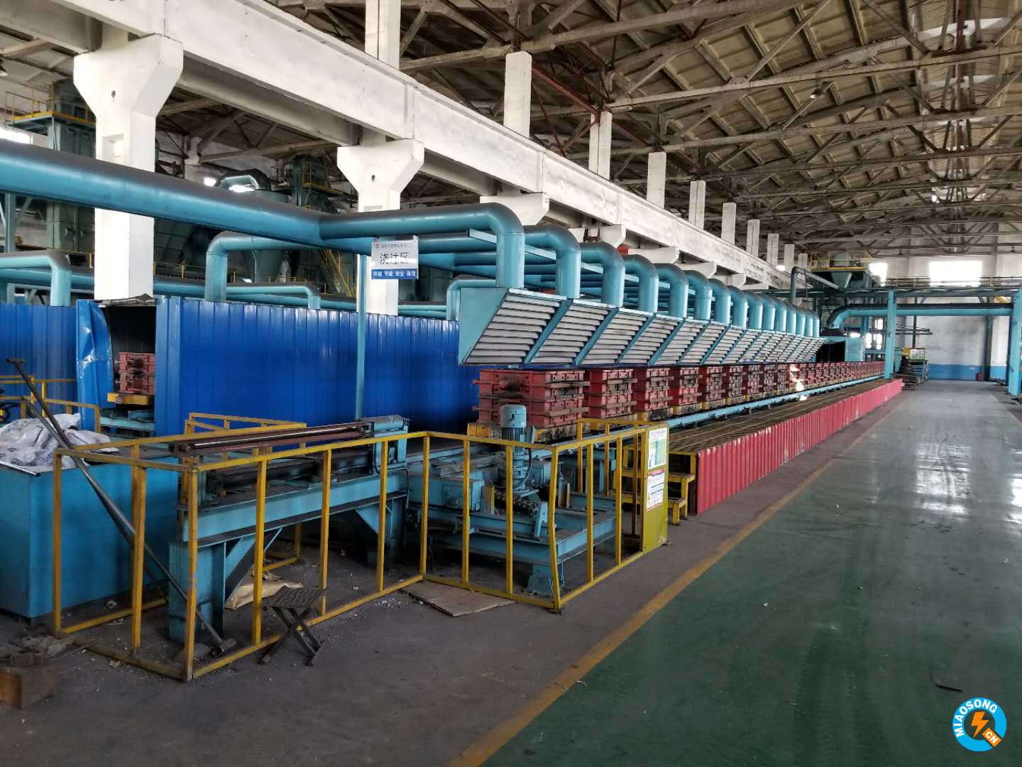 生產(chǎn)鑄造煙氣處理設(shè)施常用的是活性炭吸附，活性炭吸附法適用于大風(fēng)量、低濃度、溫度不高的有機(jī)廢氣治理，該法工藝成熟，效果可靠，易于回收有機(jī)溶劑，因此被廣泛地應(yīng)用于化工、噴漆、印刷、輕工等行業(yè)的有機(jī)廢氣如苯類、酮類的治理。在工業(yè)吸附過程中，活性炭是使用為廣泛的一種吸附劑，但它也存在不耐高溫，在濕潤的條件下不能保持很好的吸附能力，易燃，較快達(dá)到飽和吸附而失去效用，吸附劑需定期更換的缺點；其次，吸附法會產(chǎn)生二次固體或液體污染物。