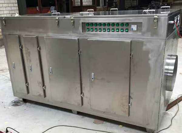 該膠鞋廠除臭設(shè)備的原理就是一系列的化學(xué)反應(yīng)，讓有機(jī)廢氣變成無(wú)污染的二氧化碳和水，在該設(shè)備的后面又加入了一個(gè)等離子凈化器，藥水洗滌設(shè)備凈化率在百分之八十左右，經(jīng)過(guò)等離子凈化器以后凈化率達(dá)到了百分之九十五以上，達(dá)到了當(dāng)?shù)嘏欧艠?biāo)準(zhǔn)，目前已經(jīng)正常使用之中，我們保證每套設(shè)備都會(huì)檢測(cè)達(dá)標(biāo)，不讓客戶失望。