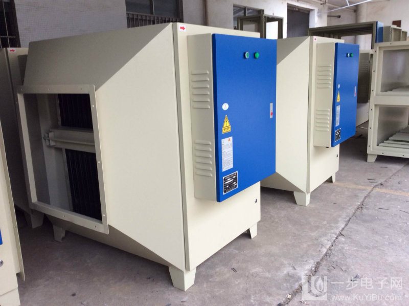  膠鞋廠除臭設(shè)備也有采用采用UV光解廢氣凈化裝置+活性炭吸附床相結(jié)合的方式，確保廢氣處理后完全達(dá)到環(huán)保部門的相關(guān)排放標(biāo)準(zhǔn)。廢氣首先由集氣罩收集經(jīng)管道進(jìn)入U(xiǎn)V光解廢氣凈化裝置，處理后再進(jìn)入活性炭吸附床進(jìn)行進(jìn)一步深化處理。