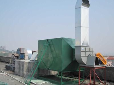 噴淋塔是一種高效、低壓損的除塵設(shè)備。噴膠廢氣經(jīng)噴淋塔水洗、噴淋、過濾后進(jìn)入U(xiǎn)V光解凈化器。  UV光解凈化器是利用納光催化劑TiO2在特定波長的光的照射下產(chǎn)生"電子一空穴"對(duì)(一種高能粒子)，這種"電子一空穴"對(duì)和周圍的水和氧氣相互作用后具有很強(qiáng)的氧化-還原能力。它能將廢氣中的苯類、醛類、烴類等污染物直接分解成無害無味的物質(zhì)，進(jìn)行分解破壞，達(dá)到了消除空氣污染的目的。  活性炭吸附器是根據(jù)活性炭多孔性和吸附性的原理從而設(shè)計(jì)的，由于活性炭表面存在著未平衡飽和的分子力或化學(xué)鍵力，當(dāng)活性炭與廢氣接觸時(shí)，就能吸附廢氣分子，從而達(dá)到凈化效果。