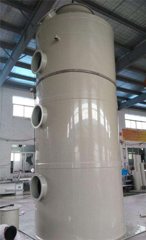 含塵氣體由筒體下部順切向引入，旋轉(zhuǎn)上升，塵粒受離心力作用而被分離，拋向筒體內(nèi)壁，被筒體內(nèi)壁流動(dòng)的水膜層所吸附，隨水流到底部錐體，經(jīng)排塵口卸出。水膜層的形成是由布置在筒體的上部幾個(gè)噴嘴、將水順切向噴至器壁。這樣，在筒體內(nèi)壁始終覆蓋一層旋轉(zhuǎn)向下流動(dòng)的很薄水膜，達(dá)到提高除塵效果的目的。