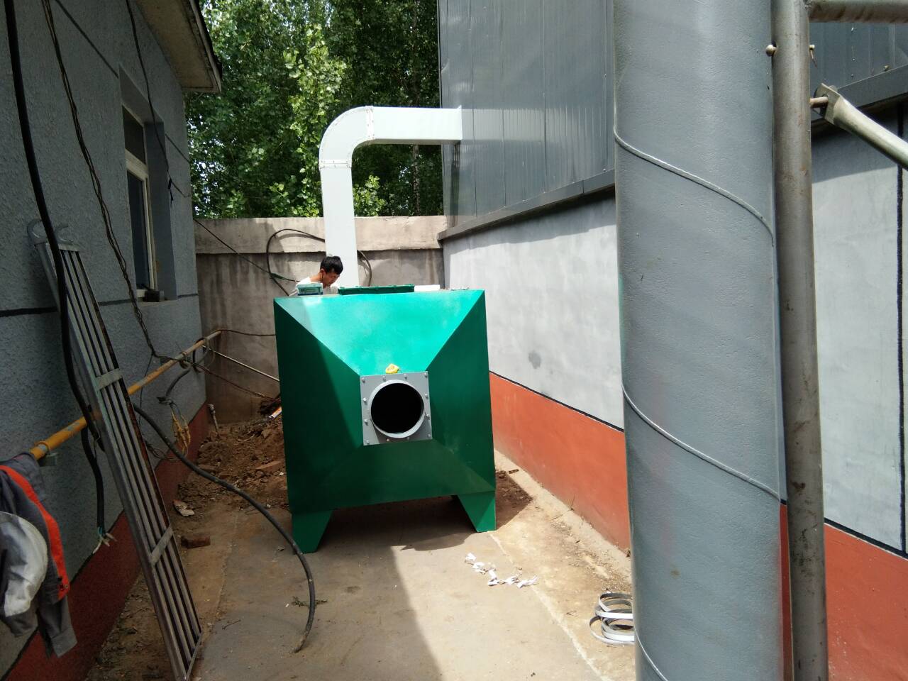 對(duì)于電子廠行業(yè)廢氣處理解決方案，以上是介紹了幾種方法，具體用什么廢氣處理設(shè)備還需要根據(jù)客戶現(xiàn)場(chǎng)勘查收集的信息，來制定合理的收集+處理，這樣才能保證廢氣的凈化效果，我們有上百家電子廠的廢氣處理工程案例可以讓客戶現(xiàn)場(chǎng)進(jìn)行考察，或者直接與我們聯(lián)系，讓我們技術(shù)人員現(xiàn)場(chǎng)為您設(shè)計(jì)廢氣處理方案和報(bào)價(jià)