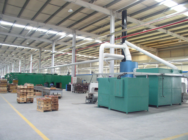 廢氣轉(zhuǎn)換:將廢氣通過(guò)含化學(xué)物質(zhì)的水淋塔轉(zhuǎn)換為廢水,再處理廢水,水淋塔造價(jià)較高,會(huì)產(chǎn)生水污染,是大多企業(yè)采用方案,因?yàn)樗廴居晌鬯幚砉咎幚?屬于浪費(fèi)型廢氣處理方式。