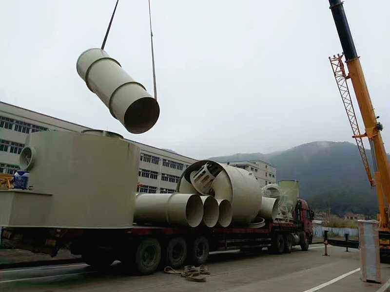 針對(duì)城市污水處理工藝特點(diǎn)，采用的噴淋吸附方法，將廢氣收集，送入噴淋塔噴淋，去除各類異味達(dá)到凈化氣體的效果。該方法投資少、運(yùn)行成本低、占地空間小、效果好，無(wú)二次污染。