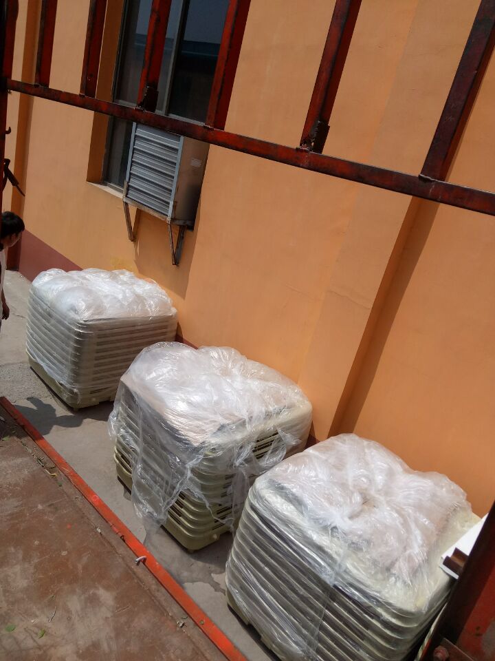 大型工廠降溫需要收益空調(diào)結(jié)合管道局部崗位送風(fēng) 而一般大的廠房就可以用水風(fēng)機(jī)整體降溫即可大型廠房面積大、有熱源，如何降溫？安裝環(huán)?？照{(diào)輸送大量涼爽鮮風(fēng)進(jìn)入車間；大量涼風(fēng)中和車間內(nèi)溫，吹人吹設(shè)備效果更佳；百平方只需一度電，降溫同時(shí)還可改善異味；舒適的工作環(huán)境、大大提高員工生產(chǎn)效率。