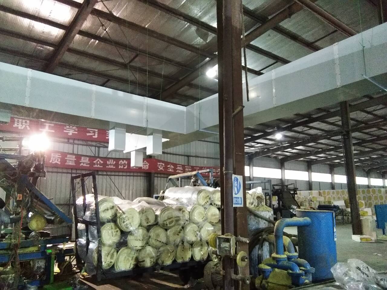 大型節(jié)能吊扇舒適的自然風(fēng)解決了以下問題  1、物流園多為鋼結(jié)構(gòu)現(xiàn)場，到了夏天，室內(nèi)溫度比室外溫度高！  2、工作場所面積大的空氣不流通等，員工的工作環(huán)境普遍不好，工作效率低，有時會因悶熱而中暑。  3、工廠工作環(huán)境差，員工流動性大，企業(yè)人工費增加。  4、物流現(xiàn)場、倉庫面積大，員工分散，主要用于堆積貨物，降溫?fù)Q氣設(shè)備難以選擇！