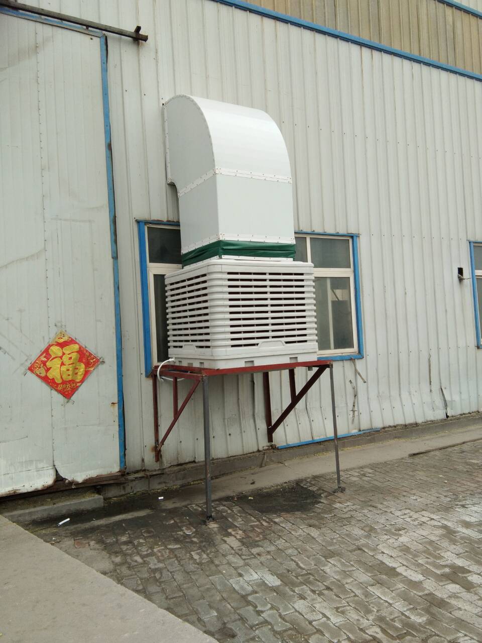 　車間降溫設備是根據水蒸發(fā)吸熱降溫的物理原理進行降溫的，所以該降溫設備運行成本是極低的。這樣人員的降溫問題解決了，投資成本也能控制在合理的范圍。