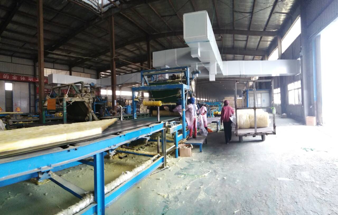 對車間內工作的工人是一種煎熬，為了避免一些車間會產生工人中暑，車間降溫是企業(yè)公司必須進行的。特別是到夏季了，很多廠房車間就要考慮高溫問題了，一般的方法效果不大，還多花錢，尤其是在廠生產車間，溫度高，不能保證的品質。因此，選擇適合的車間降溫設備是夏季降溫的關鍵。