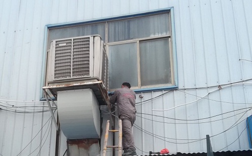 工廠降溫一般有幾個(gè)方法： 1、安裝傳統(tǒng)的空調(diào)、中央空調(diào)等。 優(yōu)點(diǎn)：降溫效果好。缺點(diǎn)：投入成本大、耗電。 2、安裝吊扇、牛角扇、落地扇。 優(yōu)點(diǎn)：成本低。缺點(diǎn)：效果差。 3、安裝負(fù)壓風(fēng)機(jī)、降溫水簾、環(huán)?？照{(diào)，等降溫設(shè)備。 優(yōu)點(diǎn)：降溫范圍廣、降溫成本低、投入成本中等、可以改善廠房工作環(huán)境。 缺點(diǎn)：影響美觀、安裝體積大、降溫效果中等。