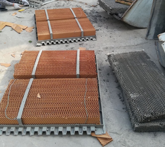 對水簾蒸發(fā)降溫系統(tǒng)的應用和理解是養(yǎng)殖生產(chǎn)中容易被誤解和誤用的領域。人們的理解是水蒸發(fā)的越多，環(huán)境越?jīng)鏊?，溫度下降的越多，這種觀點是不正確的。安裝水簾蒸發(fā)降溫系統(tǒng)的雞舍，所能得到的溫度下降量與許多因素有關。帶走熱量的是水的蒸發(fā)而不是水的冷卻作用。個重要條件是當時的氣溫和空氣的相對濕度大小。