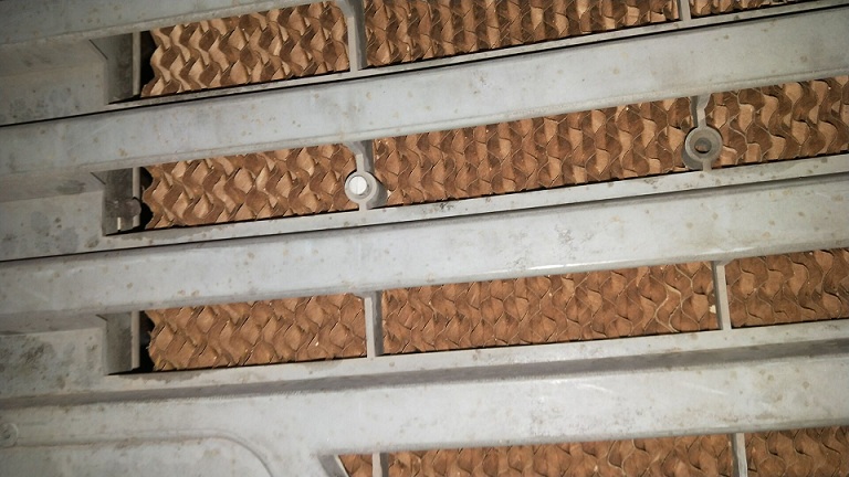 蒸發(fā)降溫系統(tǒng)的原理就是加濕水簾紙的表面并從紙的表面蒸發(fā)出水蒸氣?？諝饨?jīng)過水簾紙的進風管的長度和角度，會對得到的水蒸氣的量造成影響。當空氣穿過水簾紙的時候，3/8英寸（1cm）的進風管直徑可以產(chǎn)生很好的氣體阻力，因為當氣體通過水簾紙時會產(chǎn)生摩擦力，摩擦力引起溫度上升，會產(chǎn)生較高水平的蒸發(fā)作用。