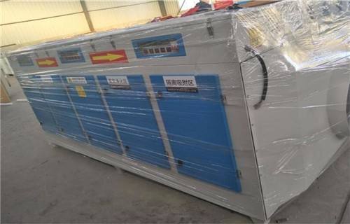 噴漆房廢氣處理裝置活性炭吸附裝置采用的是前邊有初效過濾棉或者活性炭棉，阻擋油漆顆粒物，然后采用V型過濾網(wǎng)，過濾掉比較細微的顆粒物，然后再引入設(shè)備的活性炭吸附區(qū)，通過蜂窩活性炭、柱狀活性炭或者顆粒狀活性炭進行吸附，吸附之后的廢氣再排放。