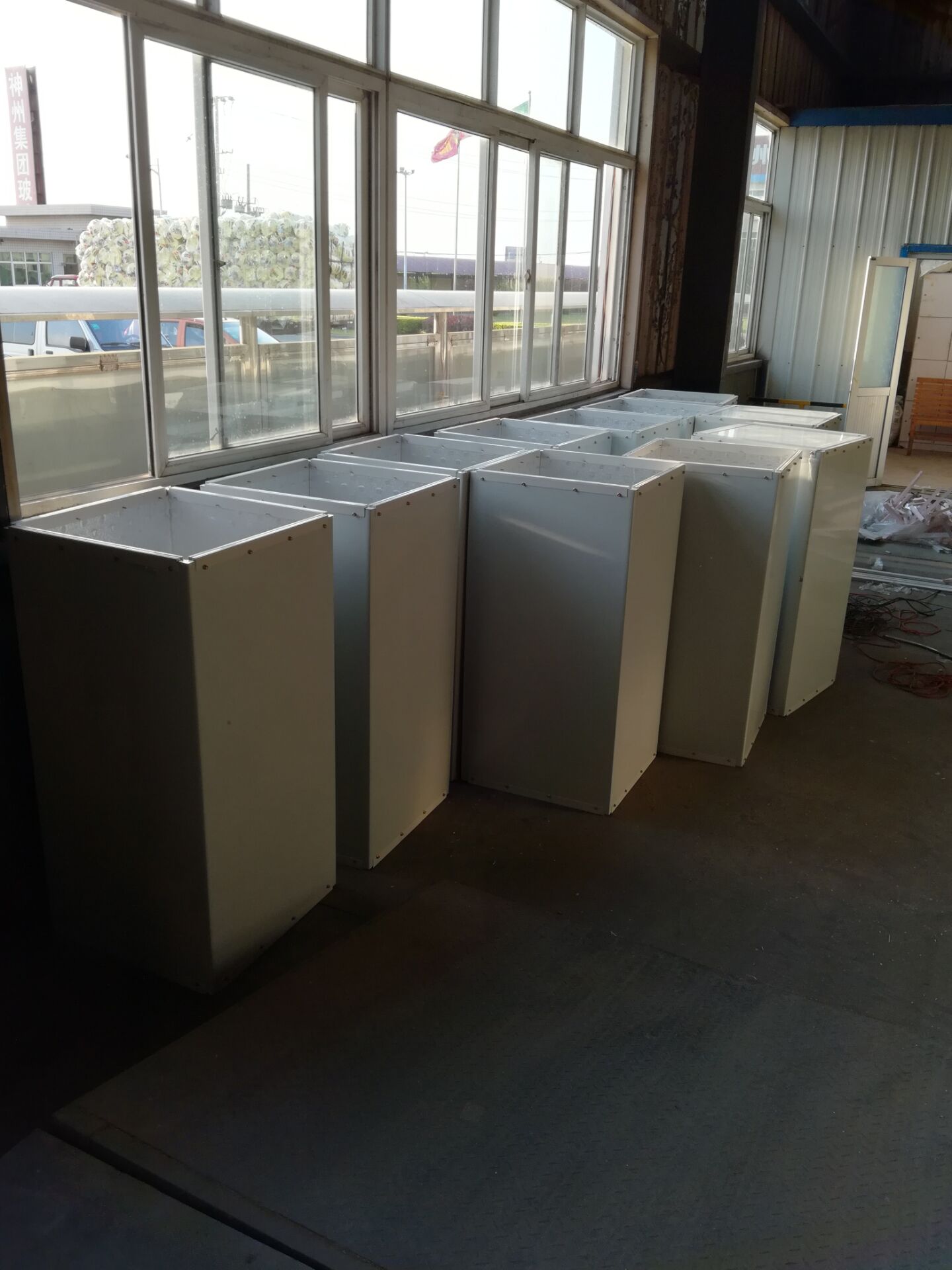 有人想到了一個簡單有效的辦法：在車間放冰塊降溫，放在風扇前，吹出來的風比之間涼爽許多，很多客戶采用負壓降溫水簾風機或正壓降溫環(huán)?？照{降溫方式，不僅價格親民而且還能通風換氣降溫