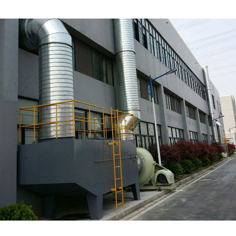 合成香料的精細(xì)化工生產(chǎn)企業(yè)，主要有醇類、酮類、醛類、酯類、酸類、醚類和酰胺類等七大類十多個(gè)香料品種，其使用的原材料主要為乙醛、乙醇、甲苯、乙酸等有機(jī)原料，其產(chǎn)生的廢氣也都是含有醛類、醇類、酮類、酯類、酸類、醚類的有機(jī)廢氣，廢氣經(jīng)～套8000立方/,b時(shí)堿洗加活性炭吸附裝置處理后，經(jīng)3O米煙囪排放，雖然廢氣排口污染物含量符合標(biāo)準(zhǔn)，但排放中的異味還是不能有效去除，廢氣需要進(jìn)一步處理，消除潛在危害