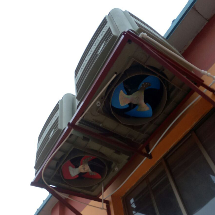 換句話說就是車間內(nèi)只有部分區(qū)域有工作崗位，這個時候就非常適合采用崗位定點降溫，人員崗位在哪里，濕簾冷風機送風管道就走管道、開風口，對著工作崗位上的工人降溫。沒有人員工作的區(qū)域就暫不進行降溫。