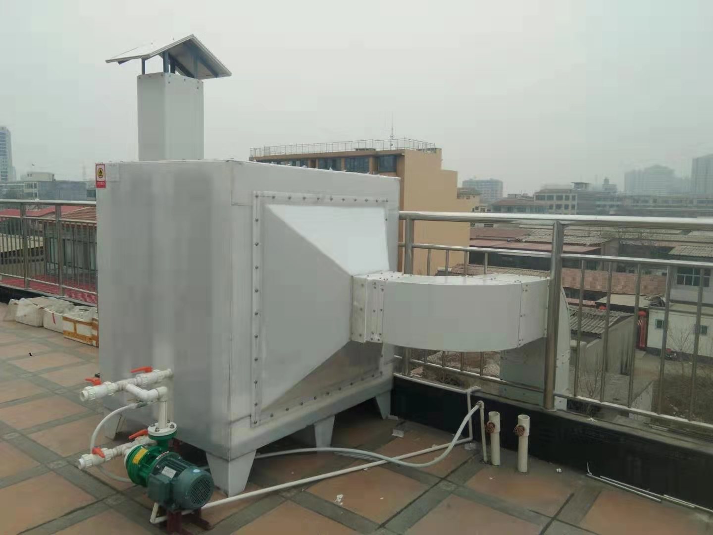 電線電纜廠廢氣異味處理采用設備方案，活性炭吸附塔,是一種經濟實用型有機廢氣的凈化與治理裝置;是一種廢氣過濾吸附異味的環(huán)保設備產品。