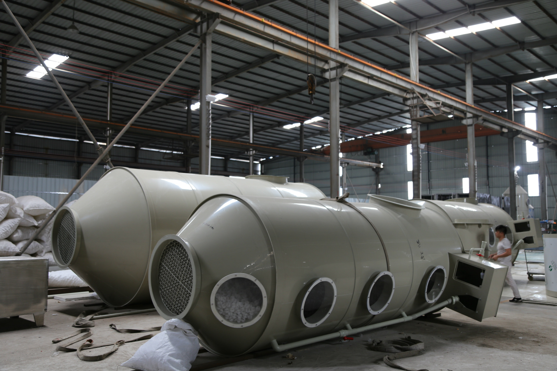 　噴淋塔是一種新型的工業(yè)廢氣處理設備，采用新型PP材質（聚丙烯）。它是在可浮動填料層工業(yè)廢氣凈化器的基礎上改進而產生的，廣泛應用于工業(yè)廢氣處理、除塵等方面的前處理，凈化效果很好,是目前酸堿廢氣處理中常用也實用的一款處理設備。