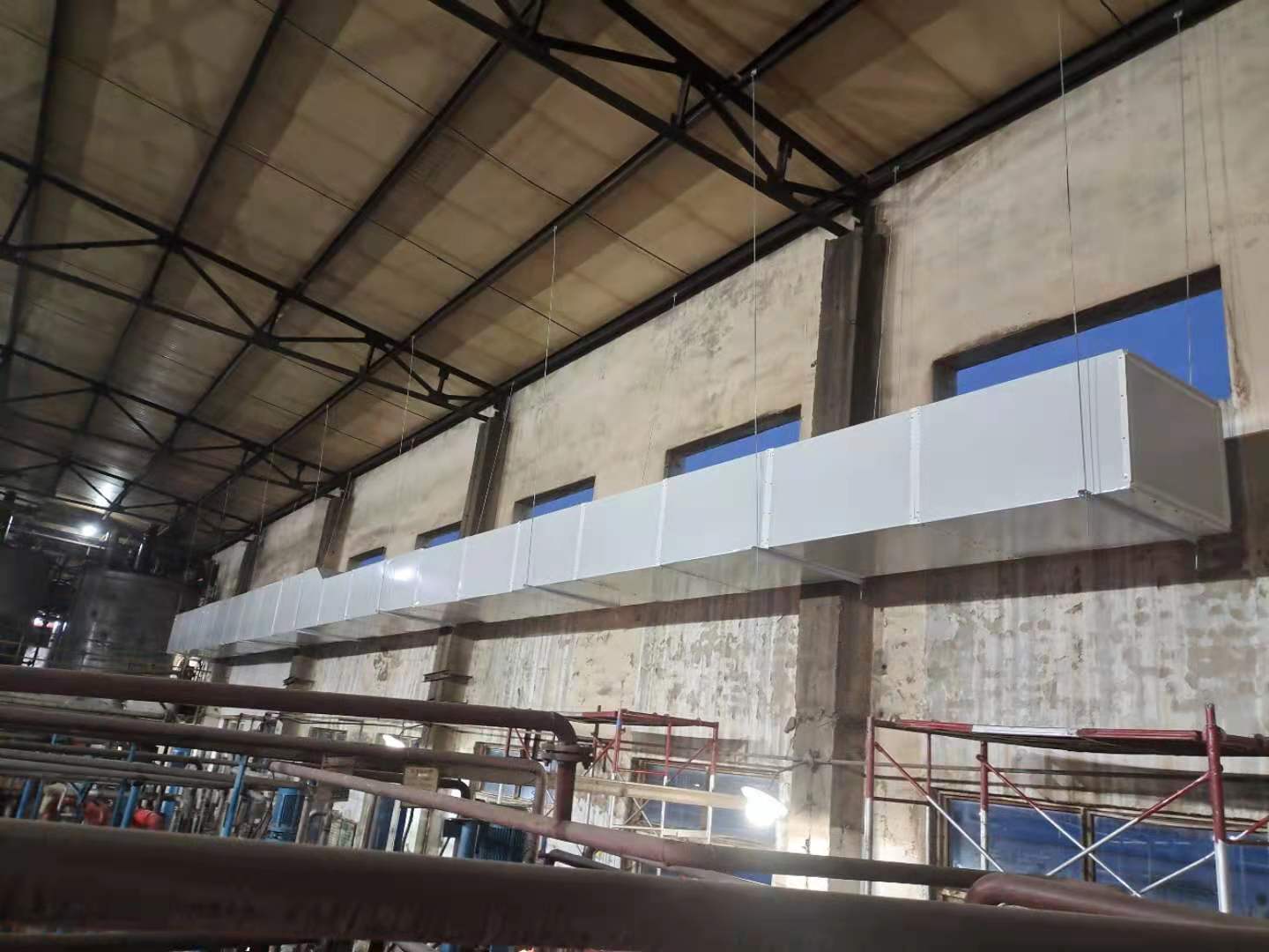 注塑車(chē)間降溫解決方法 塑料廠車(chē)間降溫_塑料廠車(chē)間降溫設(shè)備批發(fā)廠房通風(fēng)降溫方案-車(chē)間降溫通風(fēng)系統(tǒng)工程解決方法